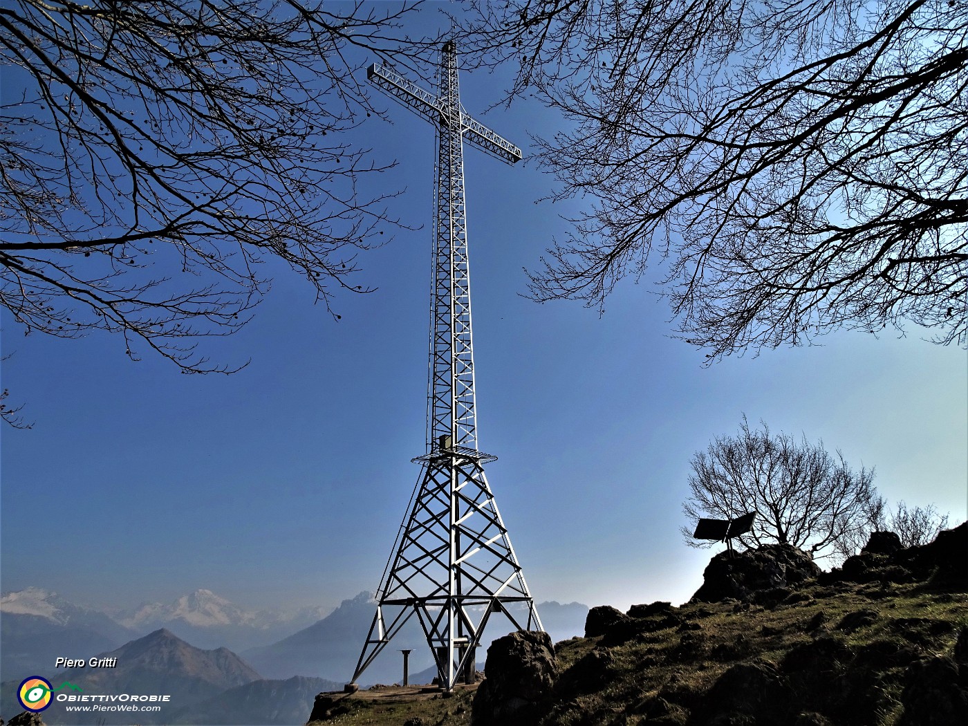 51 Alla alta croce di vetta del Monte Zucco (1232 m).JPG